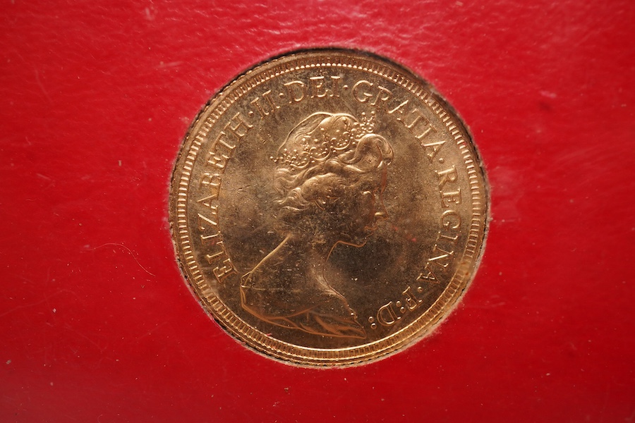 British gold coins, Elizabeth II, two gold sovereigns, both 1981, EF, both cased